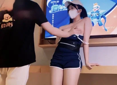 Cô bán TV xinh đẹp và anh khách may mắn