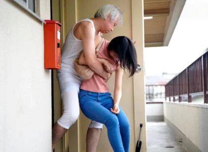 Cô vợ mới cưới bị bố chồng già phang
