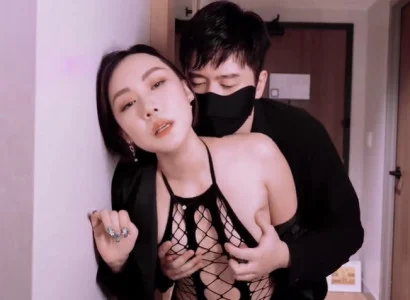 Chị vợ hiến thân cho sếp để trả nợ cho chồng
